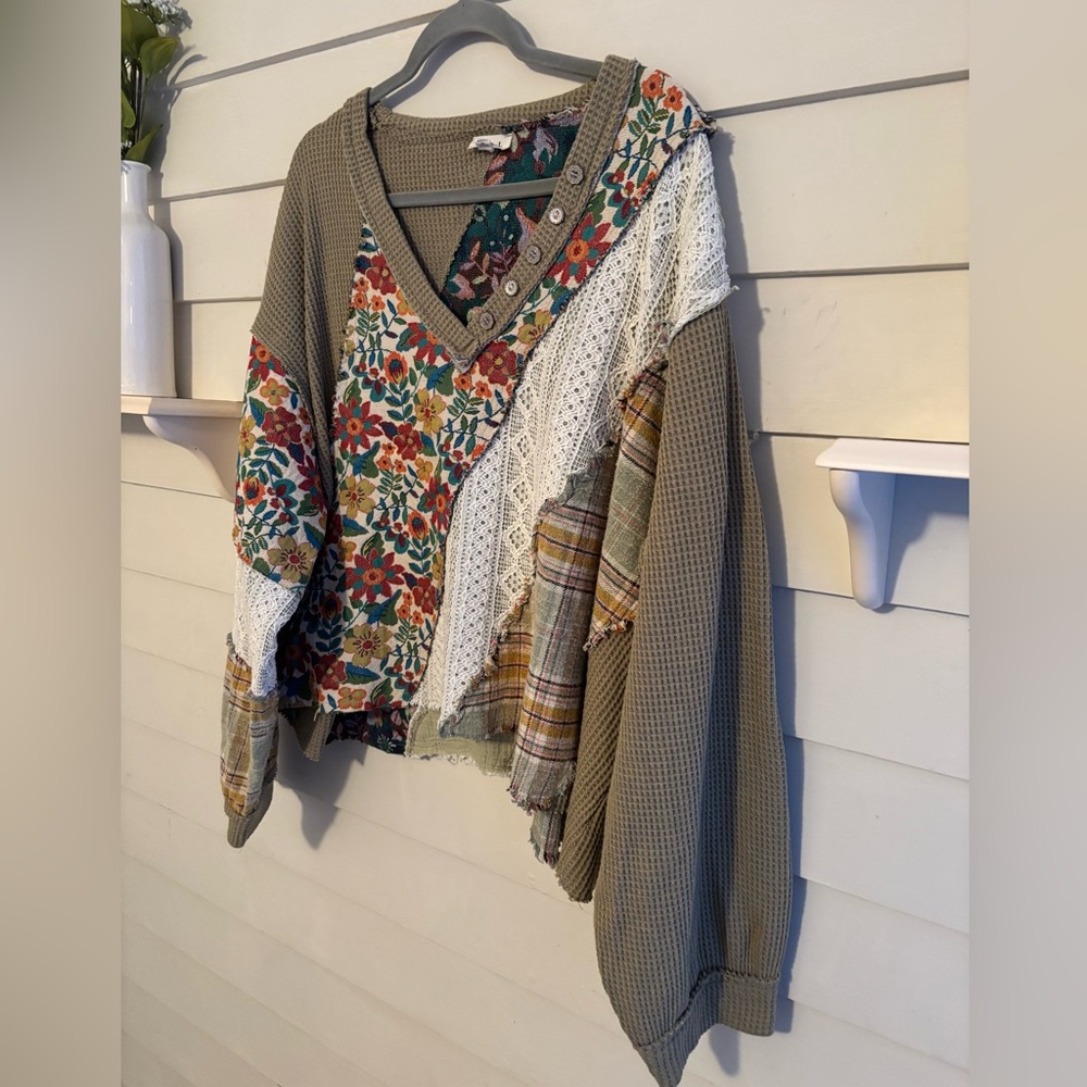 POL Multicolor and Patterned Patchwork V Neck The… - image 9